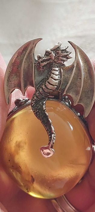 Bursztynowa zawieszka ze srebrnym.smokiem