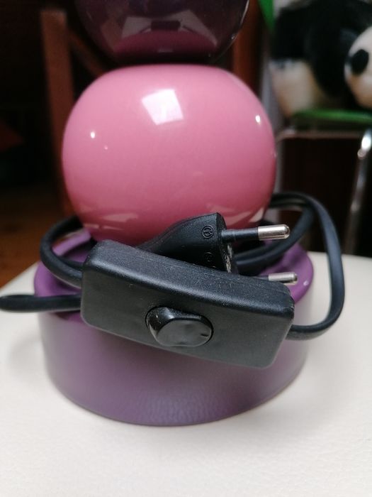 Candeeiro de mesa violeta e rosa