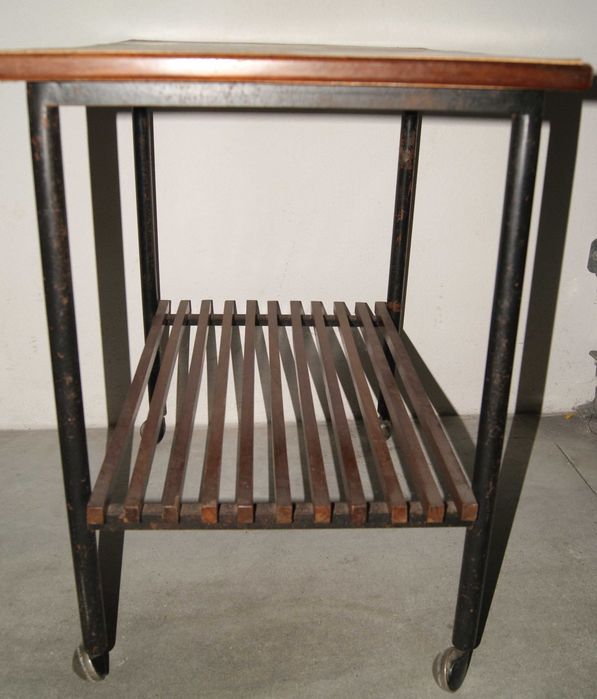 Mesa com rodas antiga