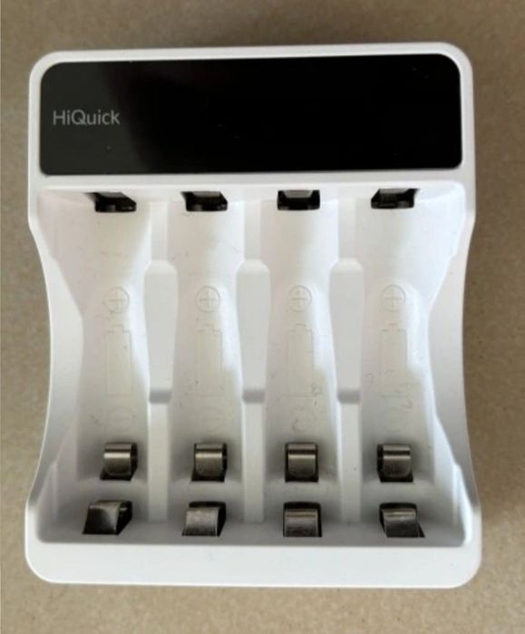Ładowarka HiQuick LCD z 4 gniazdami do akumulatorów AA i AAA