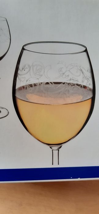 Kieliszki zdobione  do białego wina