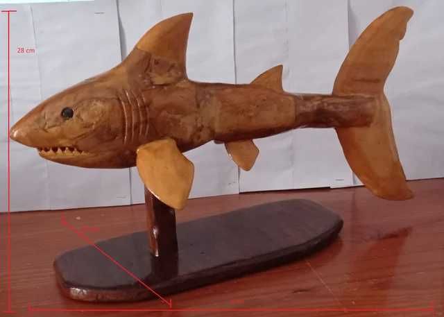 Escultura de tubarão em madeira