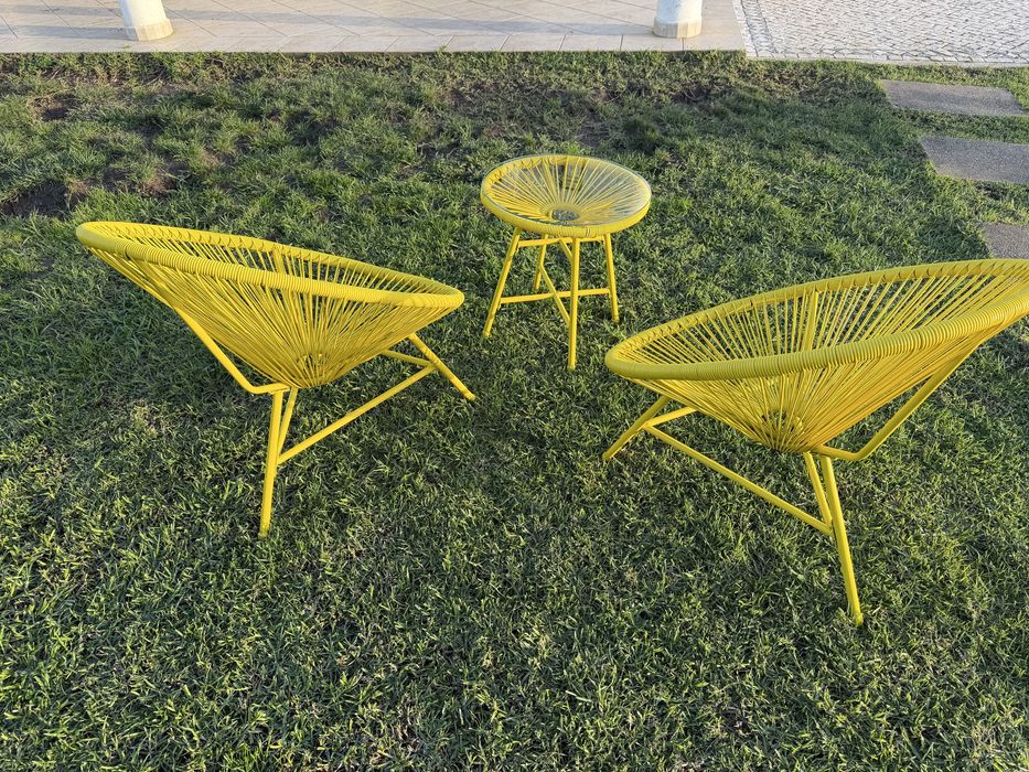 cadeiras estilo Acapulco e 1 mesa redonda com tampo em vidro