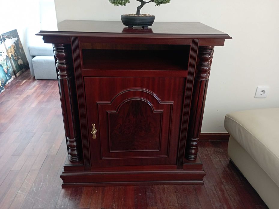 Bar antigo em madeira maciça