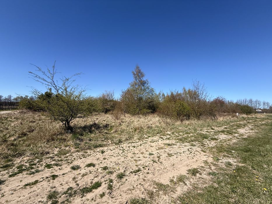 Działka nad jeziorem i 3 km od morza.