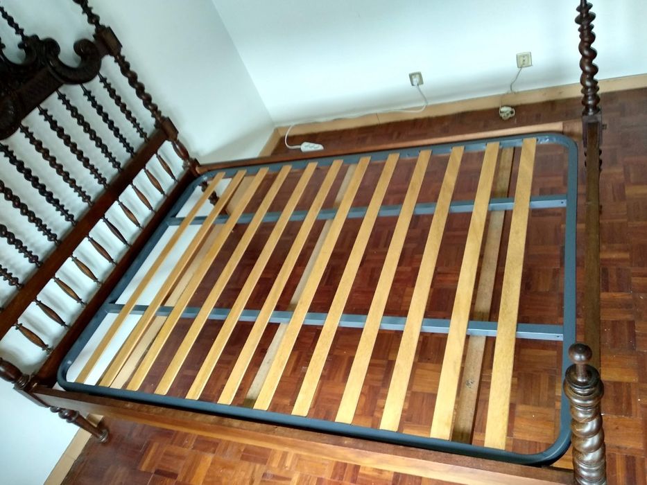 Mobília de Quarto (cama, roupeiro, cadeiras e mesas de cabeceira)