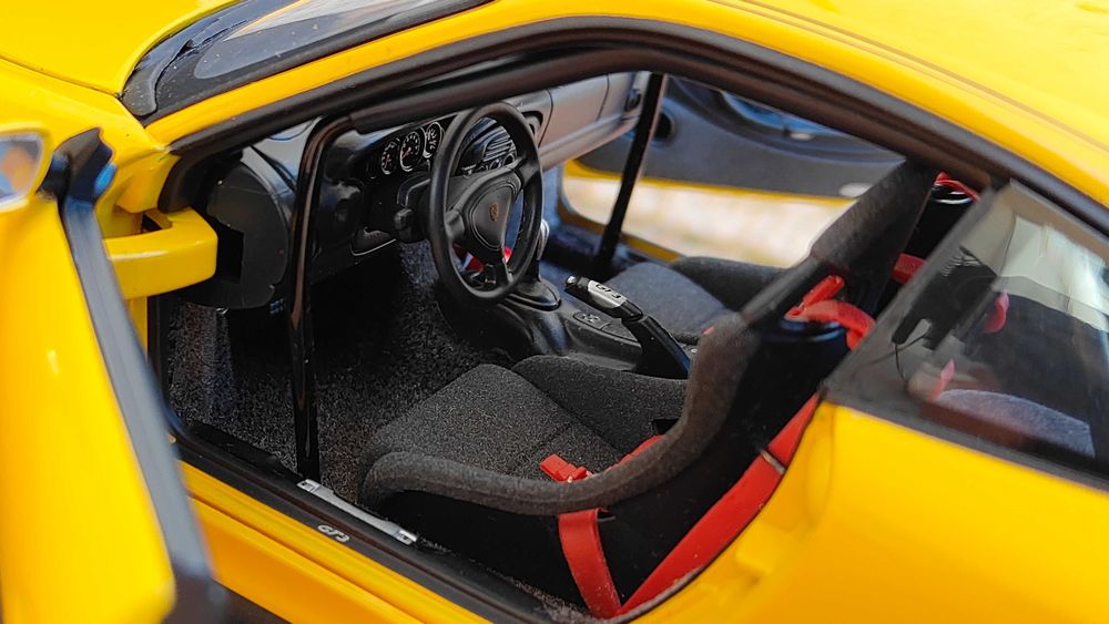 Porsche 911 GT3 Street Car (996) AutoArt 1/18