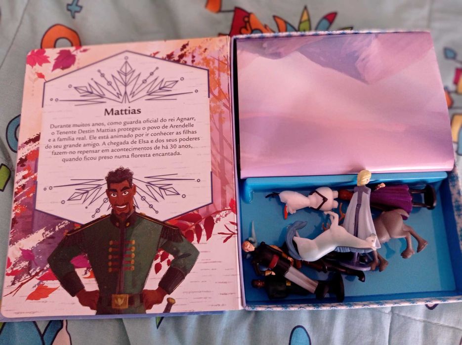 Livro com cenário e figuras da Frozes64283568580227123