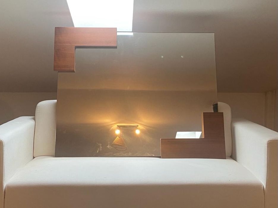 Espelho com moldura em Nogueira