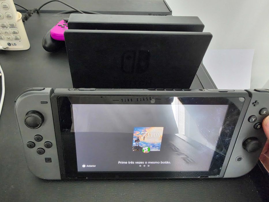 Vendo Nintendo Switch c/ Caixa e Dock + 2 Pares de Joy-Cons + Extras