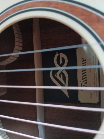 Gitara elektroakustyczną LAG  T 70 DCE
