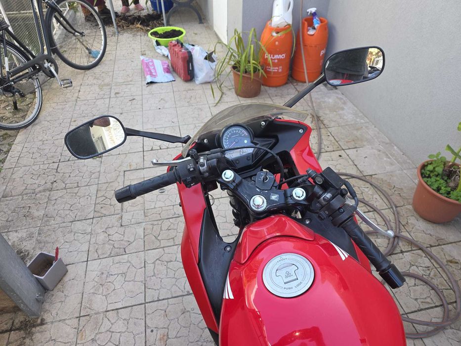 Honda CBR 125 com mala