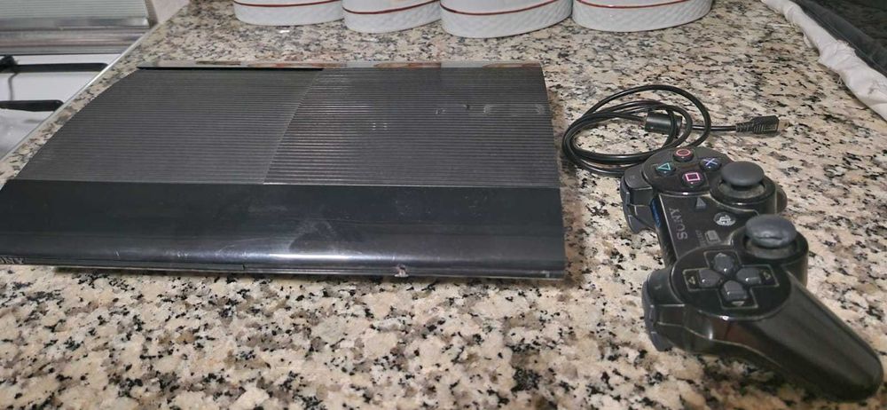 Consola PS3 Super Slim 500 GB + Comando original Sony + 4 jogos