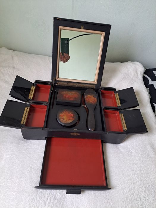 Продам антикварну  шкатулку.