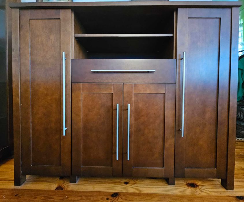 Komoda z otwartą częścią.