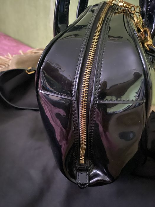 Кожаная лакированная сумка Versace