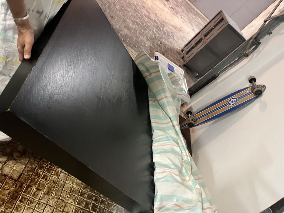 Mesa de madeora bruta com acabamento em Wengue
