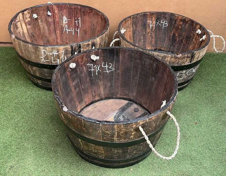 Celhas antigas em madeira, floreiras, vasos, caixas
