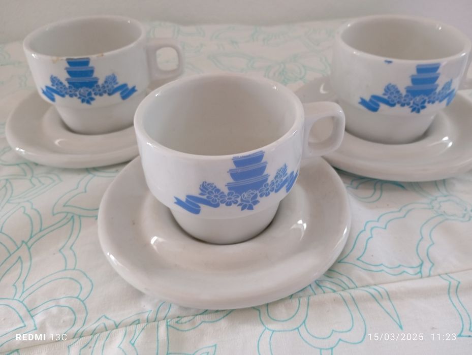 Conjunto de três chávenas  de chá antigas