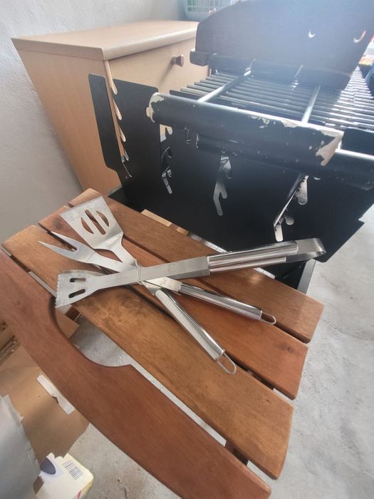 Grelhador a carvão com suporte Novo