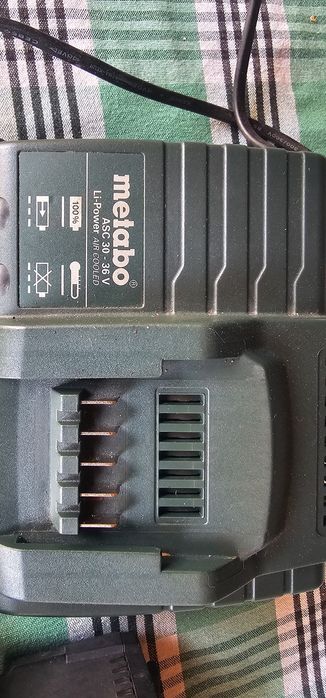Carregador e duas baterias Metabo