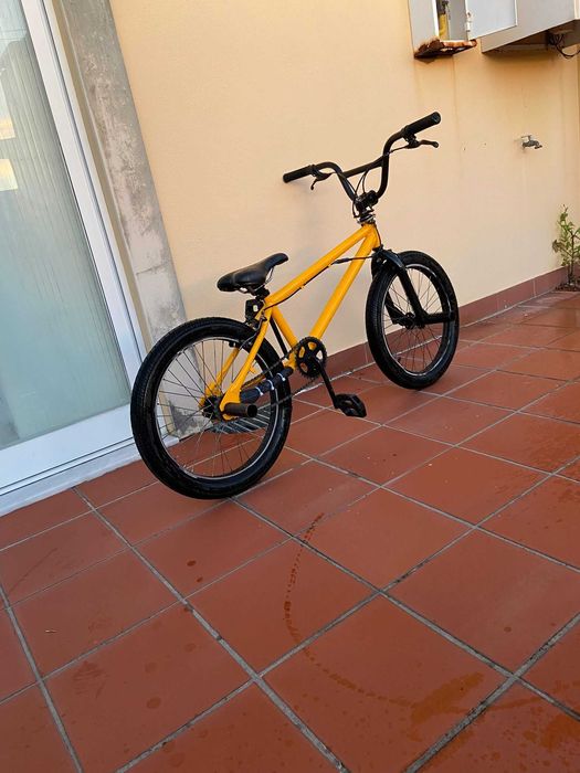 BMX amarela em ótimo estado