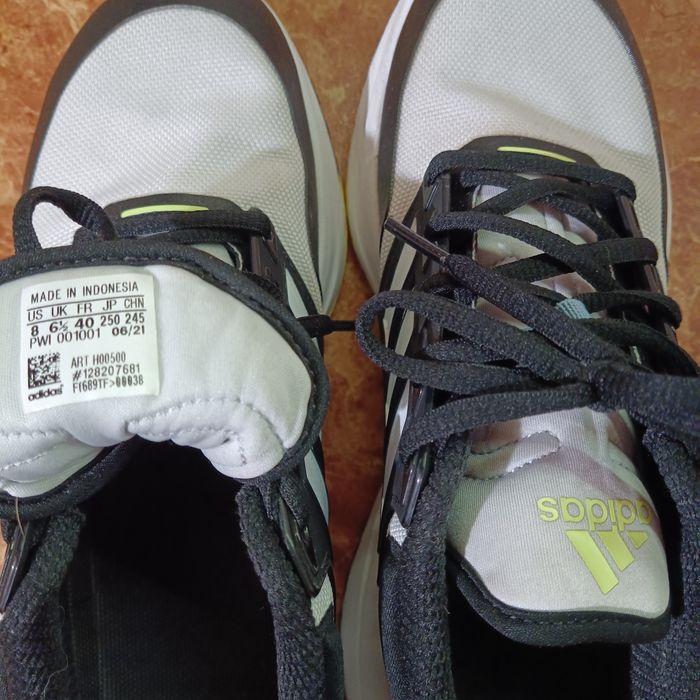 Взуття ,кросівки б/ в