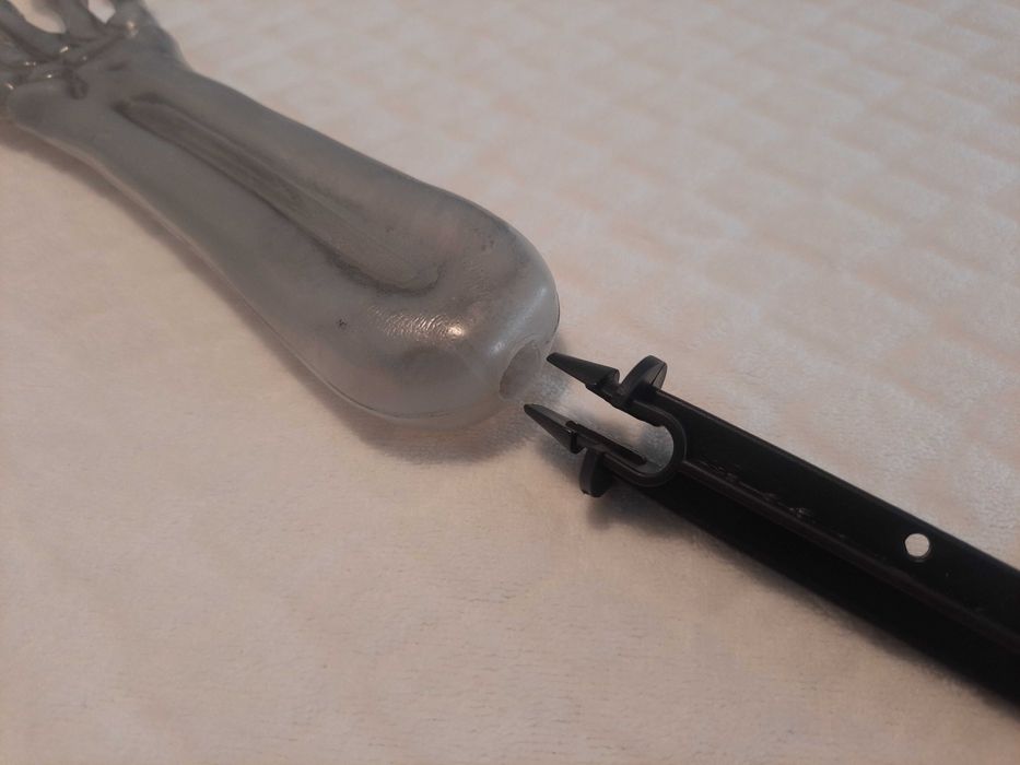 Ręka, dłoń szkieleta, wystająca z ziemi (Zabawka, dekoracja, Halloween