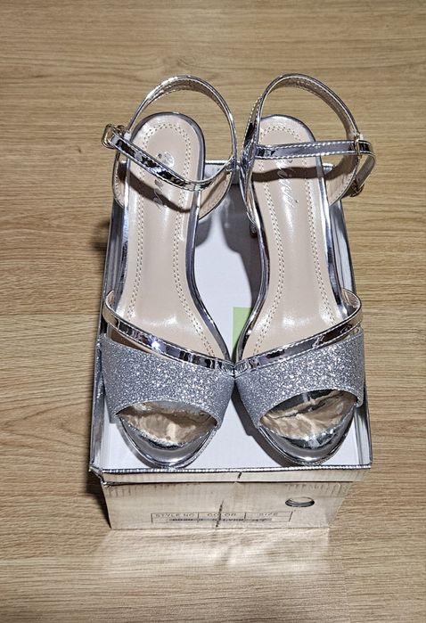 Sandálias prateadas