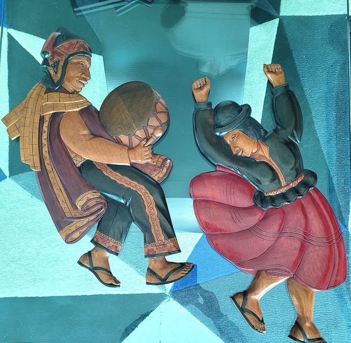 Figuras peruanas em madeira