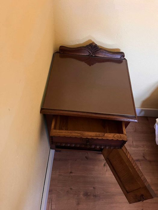 2 mesas de cabeceira e 1 cómoda com 4 gavetas