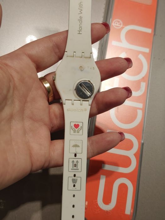 Zegarek damski Swatch Tender Present  stan bdb biały nowa bateria