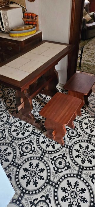 Mesa de Jantar com 2 Bancos