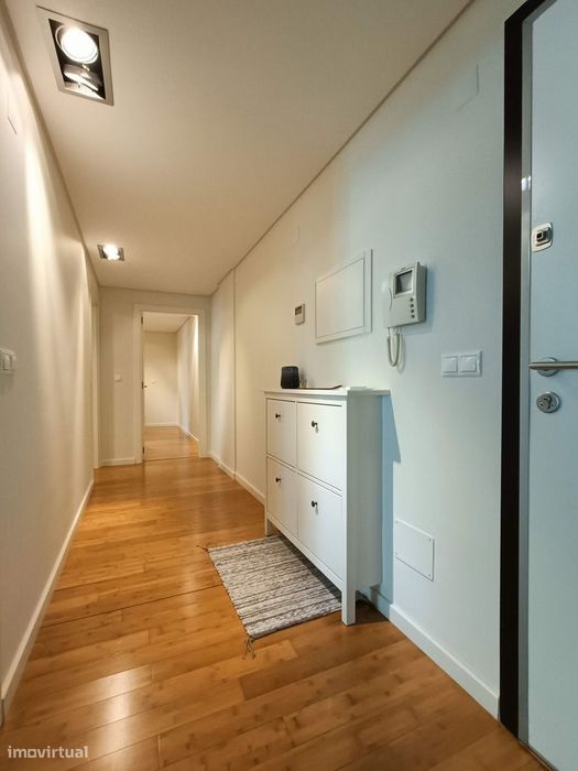 Apartamento T2 com Varanda e Garagem: Jardim da Amoreira