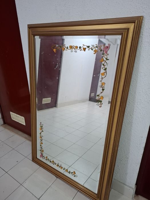 Espelho grande com decoração floral