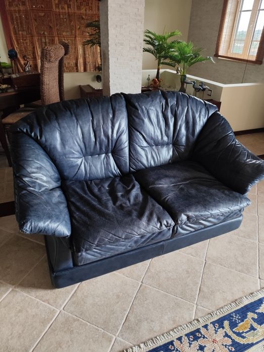 Conjunto de dois sofás de dois lugares cada e dois puff  . Pele " Divani," interior em penas. Preço do conjunto  600,00€