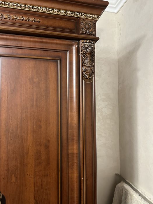 Деревяна шафа для одягу