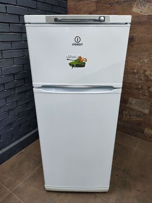 Продається Двокамерний холодильник Indesit st140