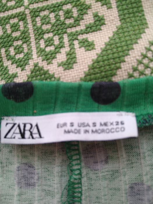 Sukienka Zara na zielonym tle czarne grochy S