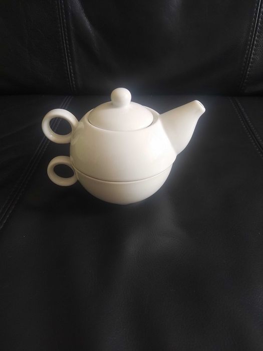 Conjunto de chá, chávena bule, em porcelana branca