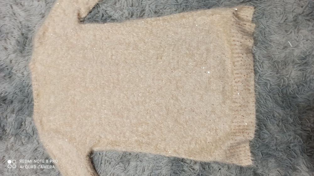 Piękny elegancki sweter z cekinami mieniący