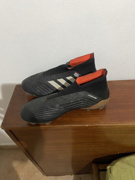Chuteira mista adidas