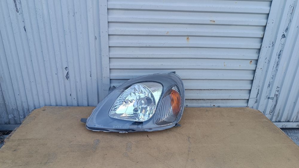 Vendo farol esquerdo de Toyota Yaris ano 1995/2005