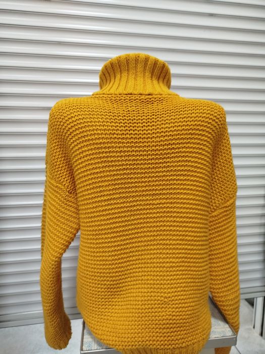 Светер під горло яскравий