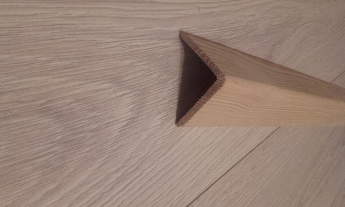 Kątowniki listwy drewniane sosnowe bezseczne, nieklejone.