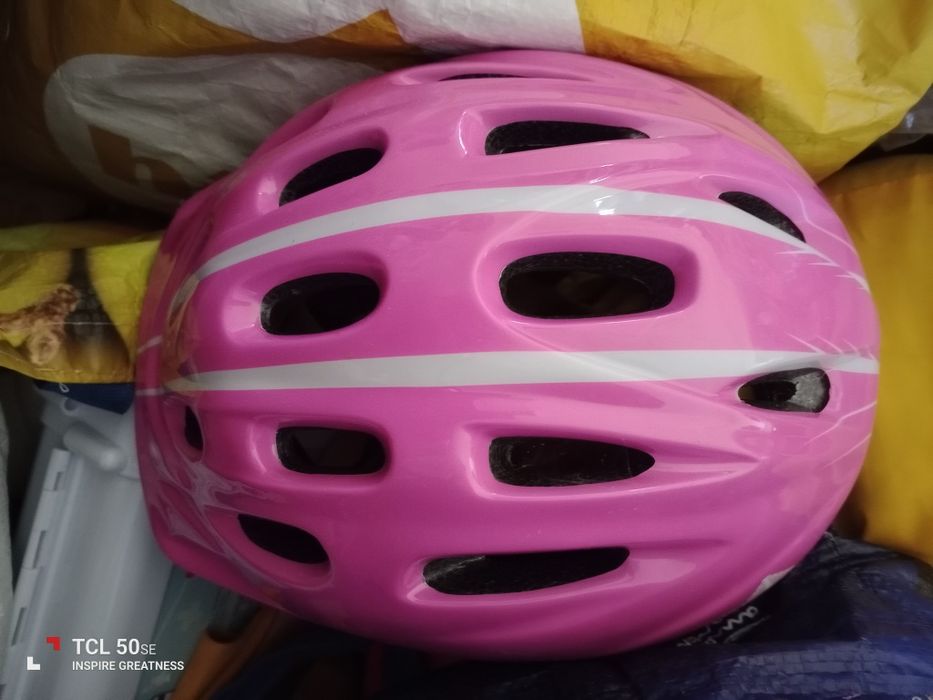Conjunto de menina capacete mais proteções em bom estado.