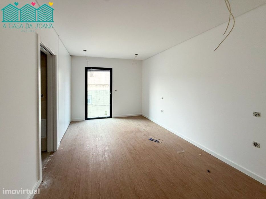 Apartamento T3 com Lugares de Garagem em Esgueira