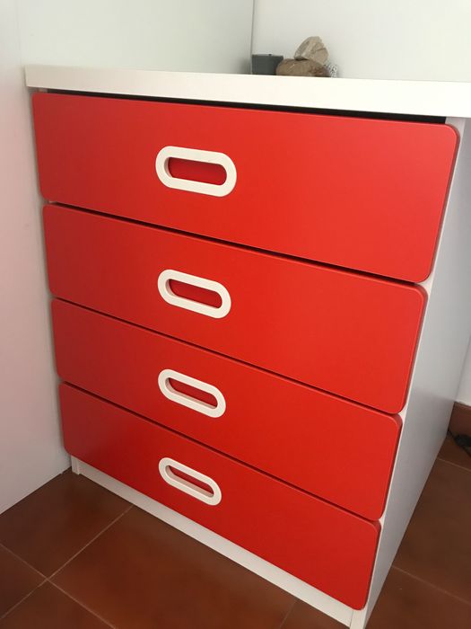 Cama junto com secretaria gavetero e armario