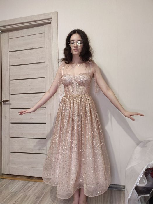 Блискуча випускна сукня довжина міді
