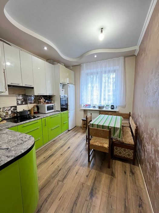 Трикімнатна квартира в районі парку Шевченка